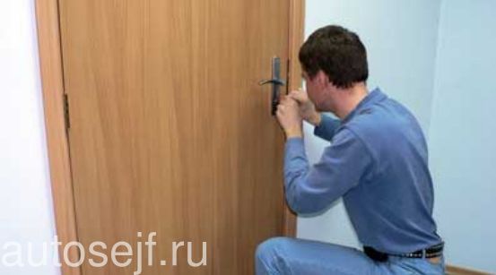 вскрытие деревянных дверей