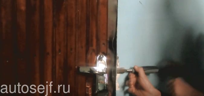 вскрытие деревянных дверей